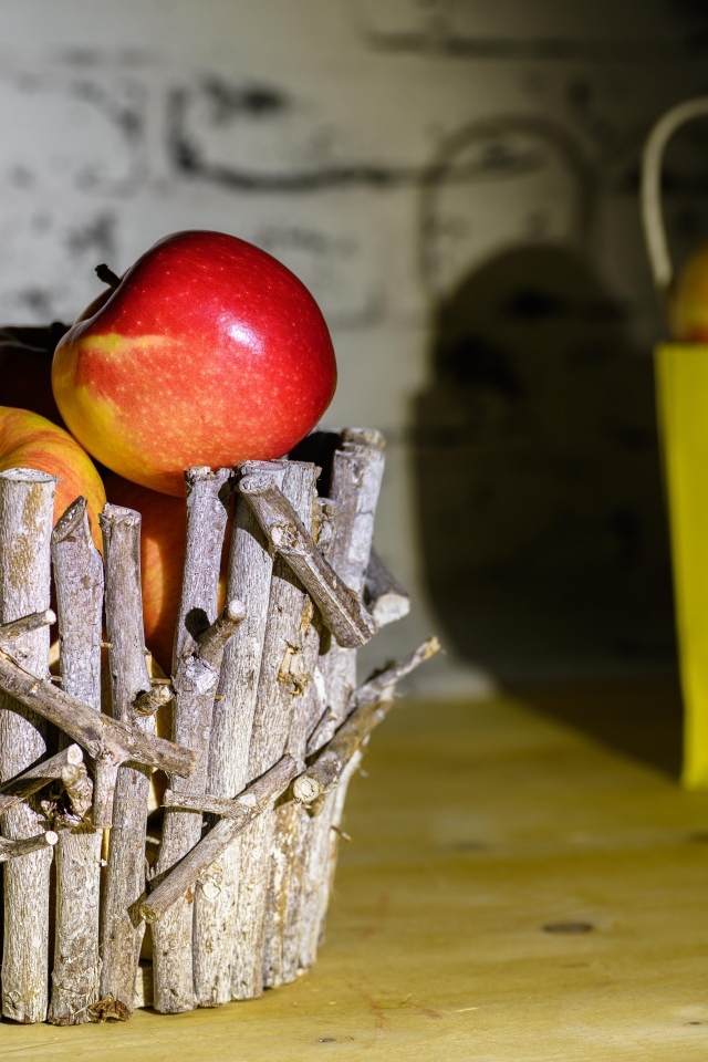 Корзина из веток с красными яблоками