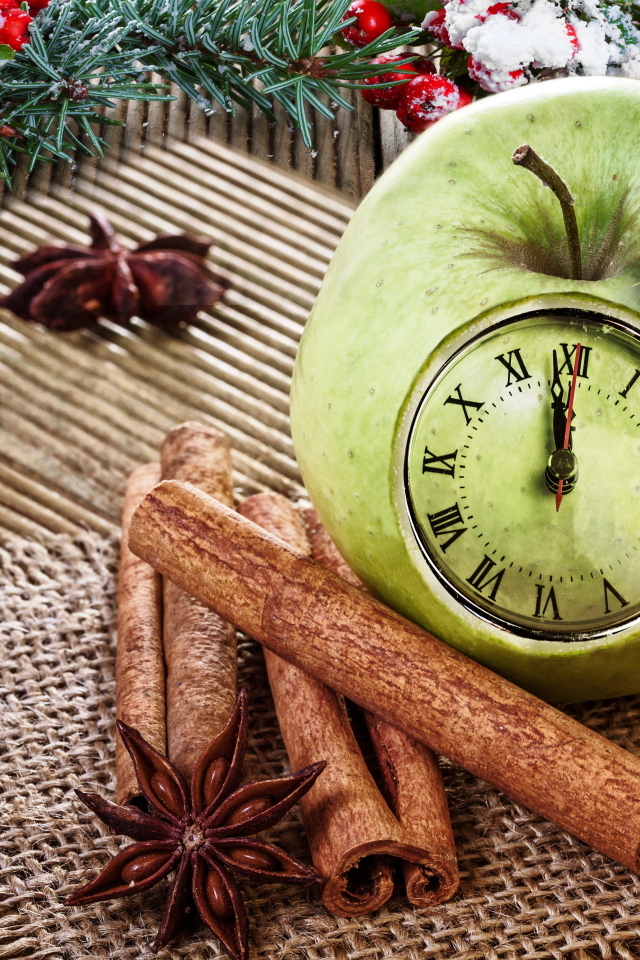 Зеленое яблоко с часами на столе со специями