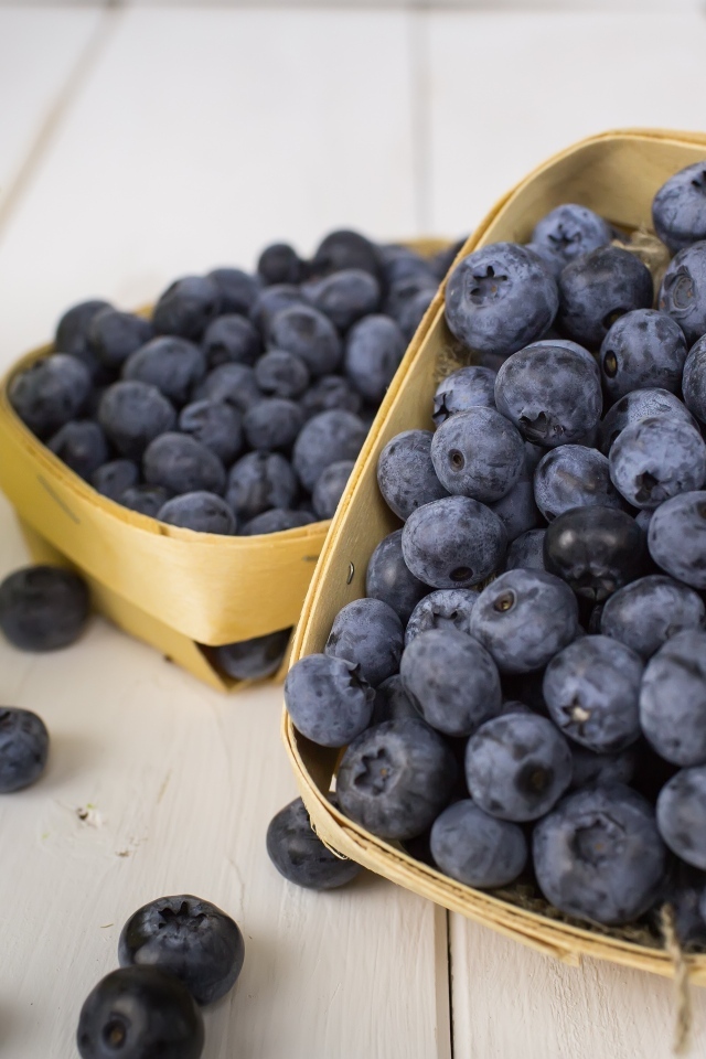 Ягоды крупной черники в корзинах на столе