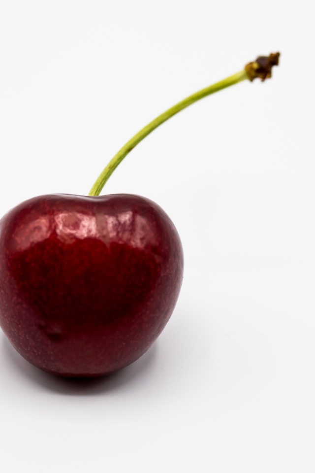 Крупная красная черешня на белом фоне