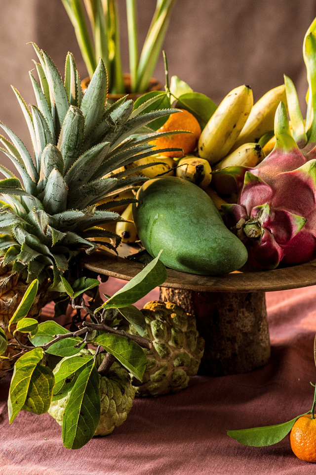 Много вкусных тропических фруктов на столе