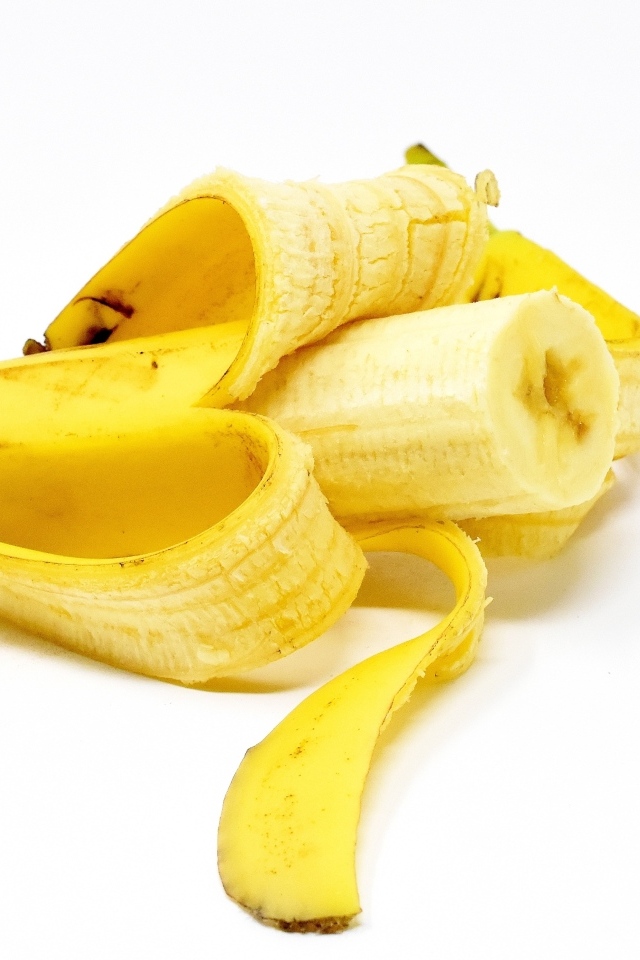 Очищенный банан на белом фоне