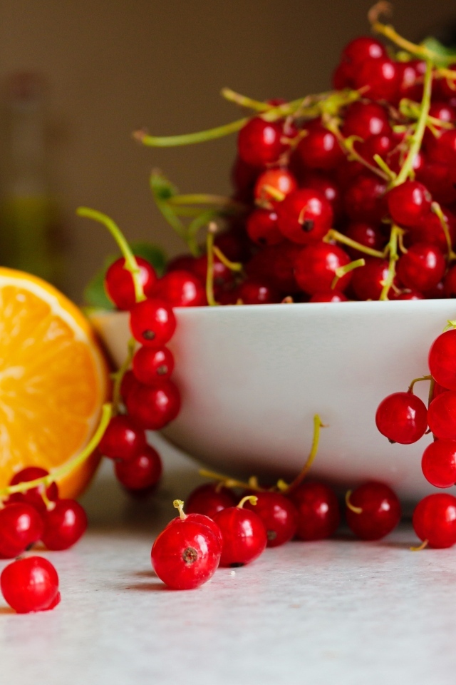 Спелая красная смородина на столе с лимоном 