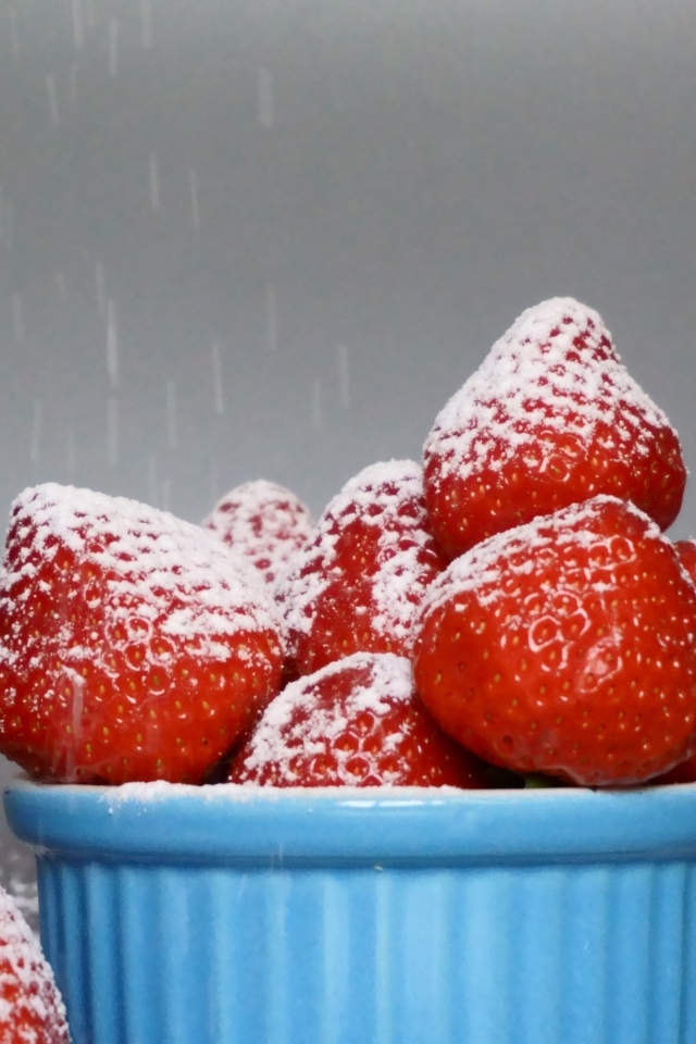 Спелая красная клубника в сахарной пудре