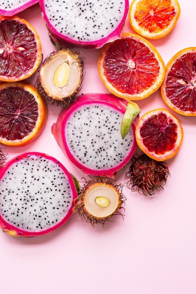 Тропические фрукты на розовом фоне