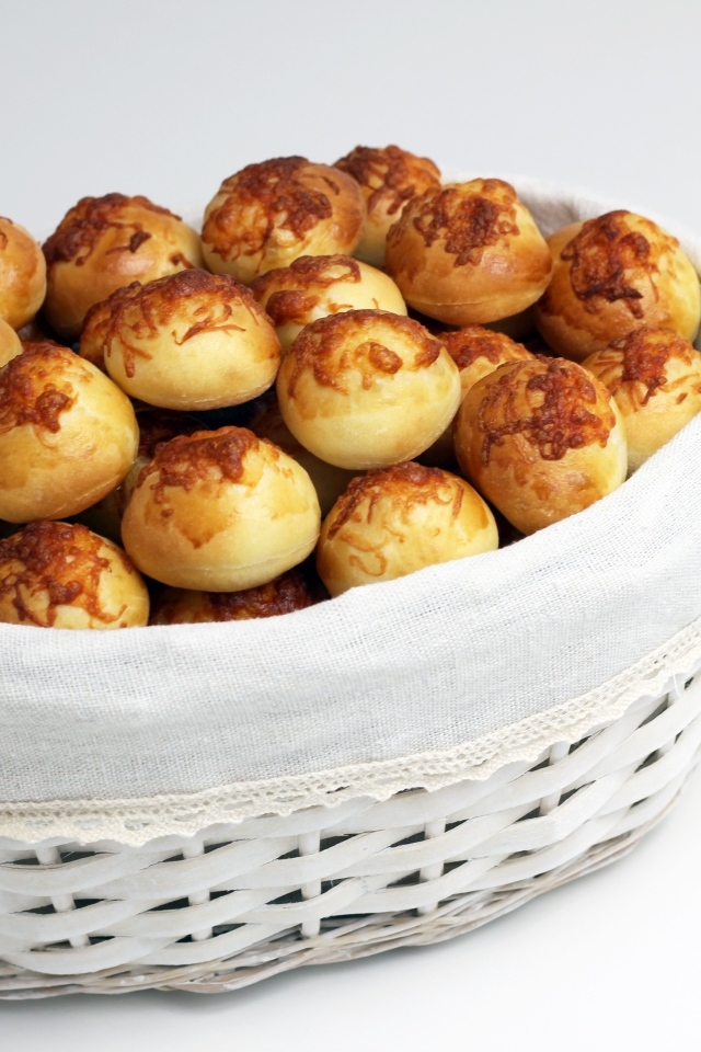 Чесночные булочки в корзине на столе