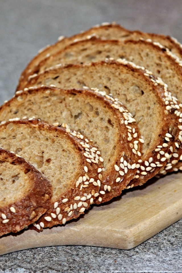 Зерновой хлеб с кунжутными семечками на доске