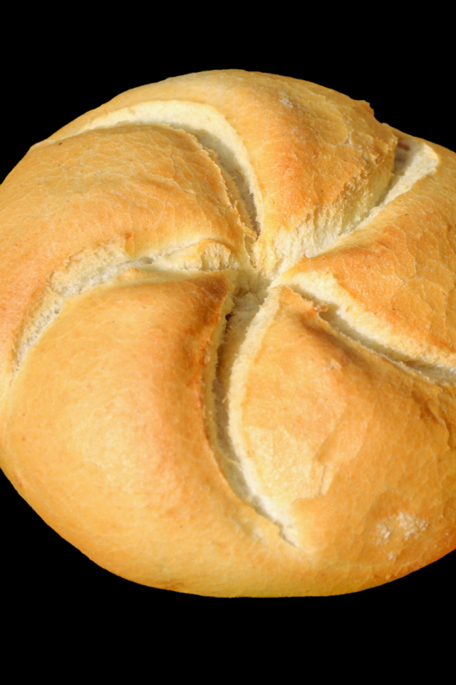 Круглый хлеб на черном фоне