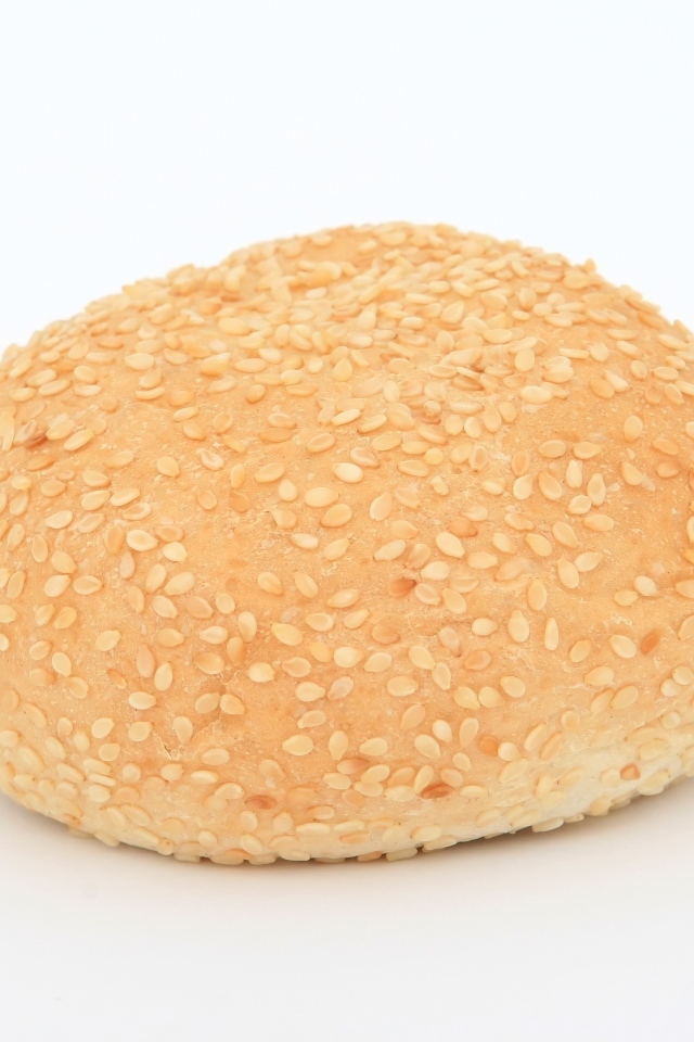 Булочка с кунжутом на белом фоне