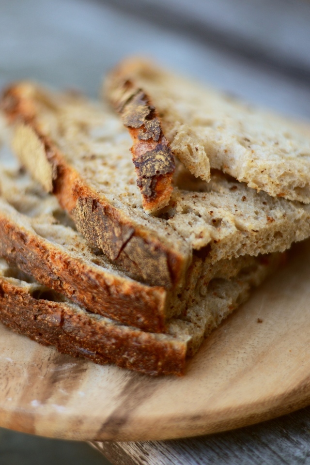 Нарезанный хлеб на деревянной доске