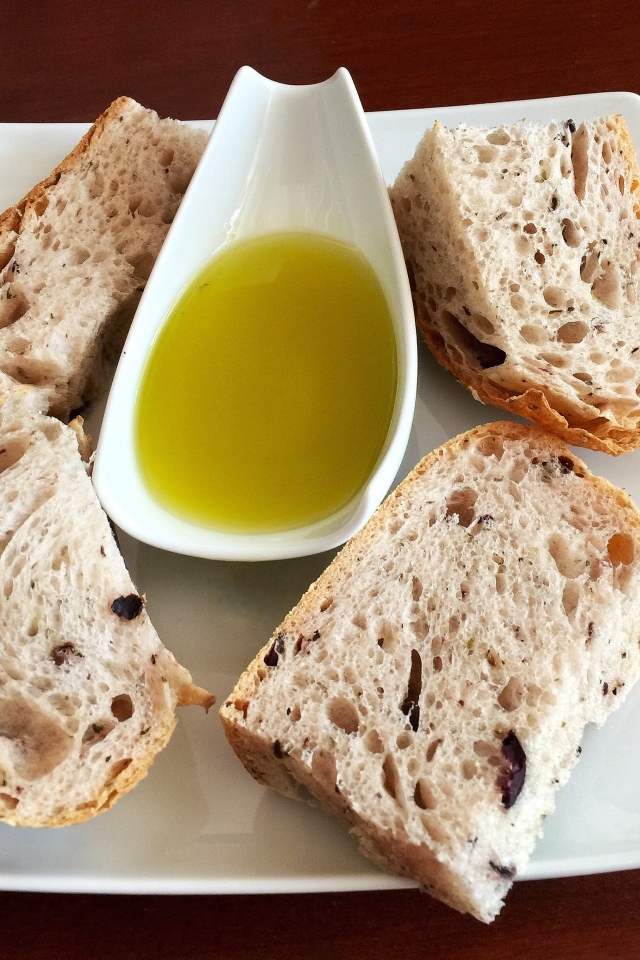 Ломти хлеба на тарелке с оливковым маслом