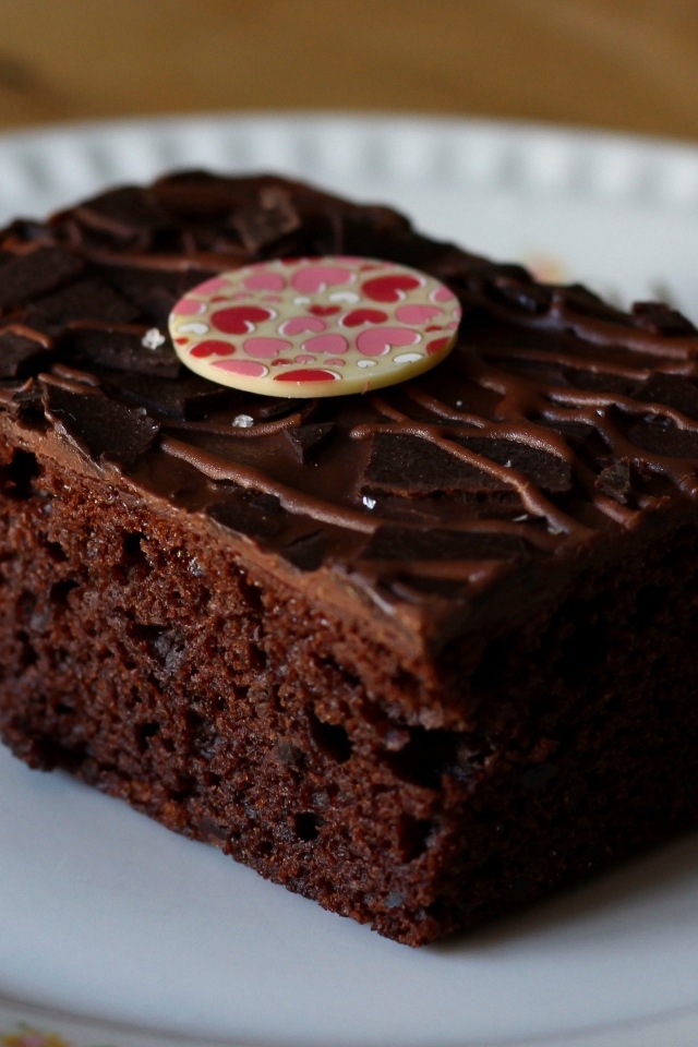 Кусок шоколадного десерта брауни на тарелке 