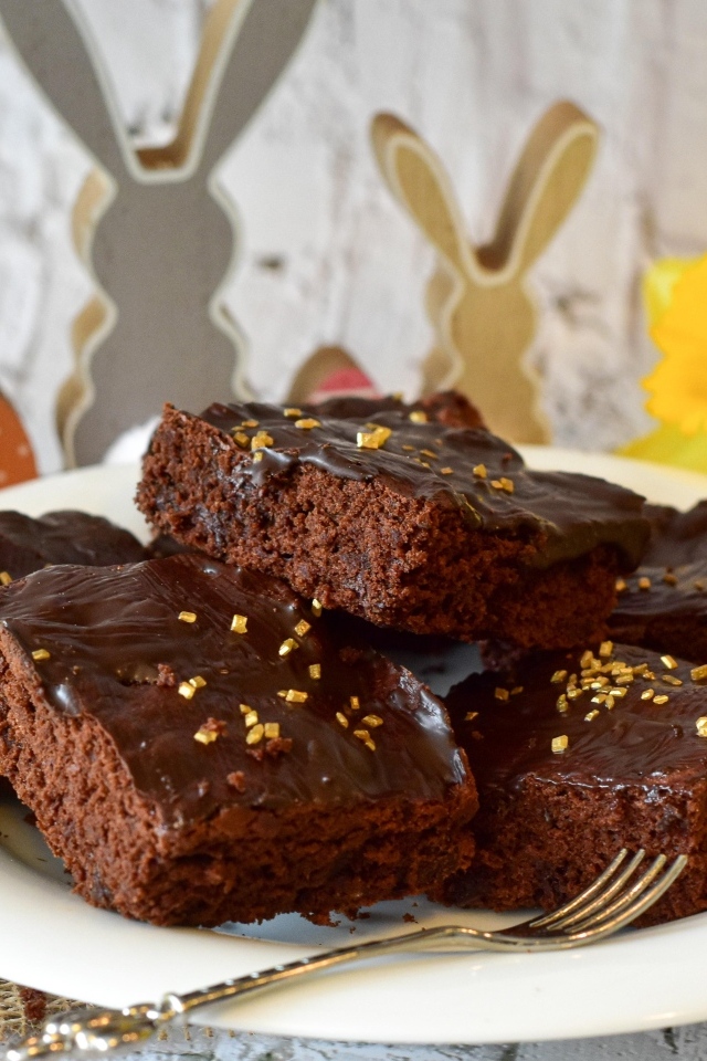 Десерт брауни на большой белой тарелке