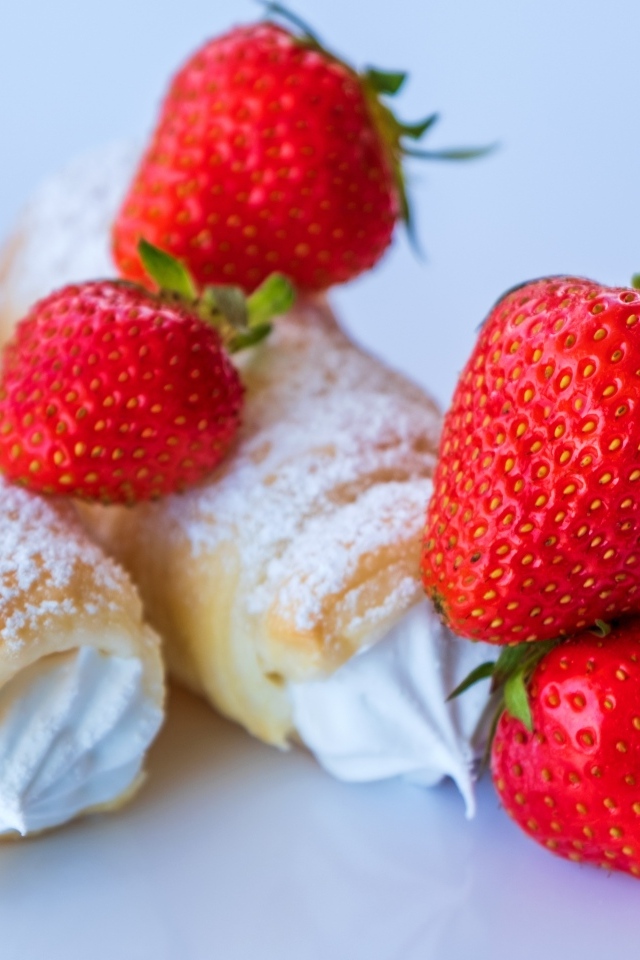 Трубочки со сливочным кремом и ягодами клубники