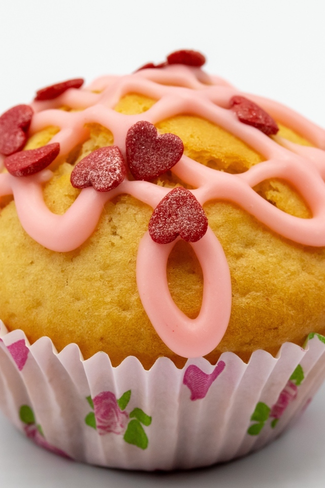 Кекс с украшением из сердец на сером фоне