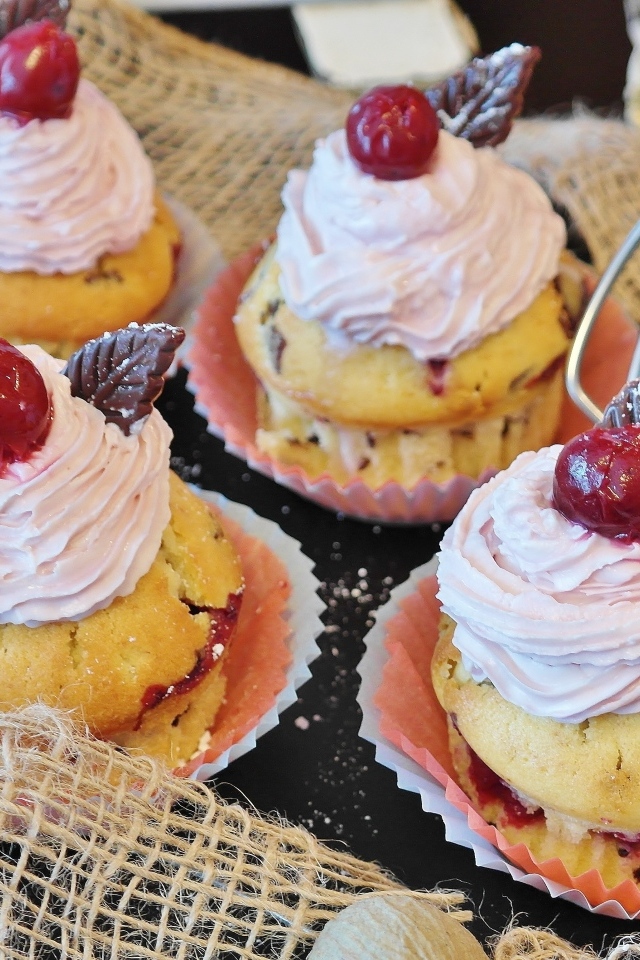 Кексы с розовым кремом и ягодами вишни 