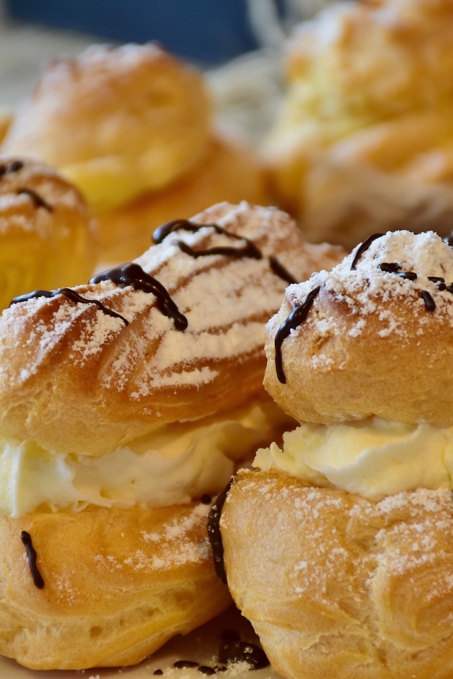 Эклеры со взбитым кремом