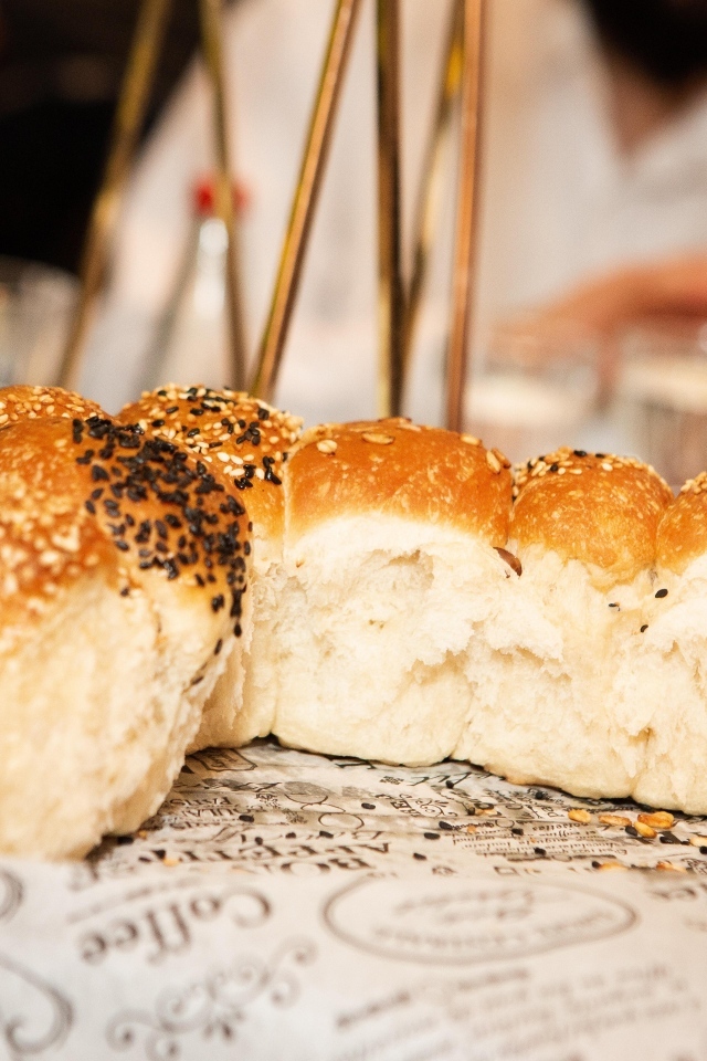 Ароматные булочки в кунжутом на столе в кафе