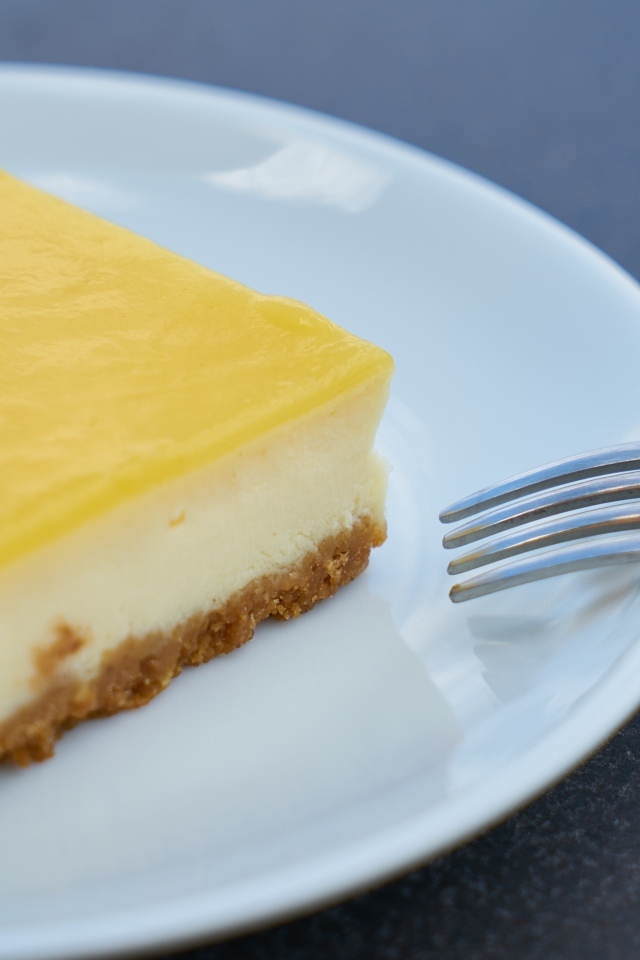 Лимонный чизкейк на тарелке
