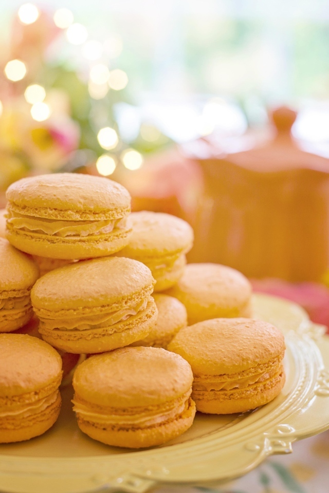 Печенье макарун на большой красивой тарелке