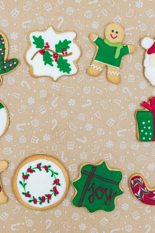 Новогоднее печенье на коричневом фоне