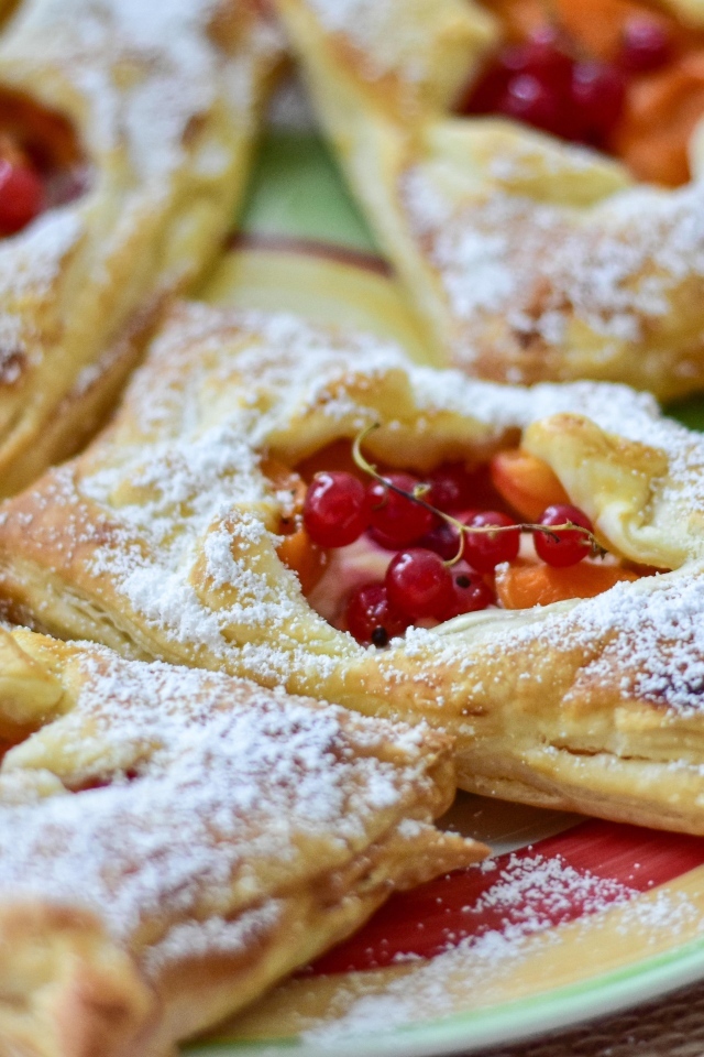 Слойки с ягодами красной смородины и сахарной пудрой