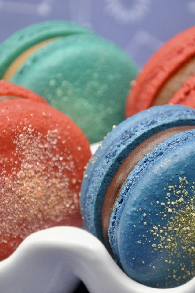 Сладкий разноцветный десерт макарун на столе