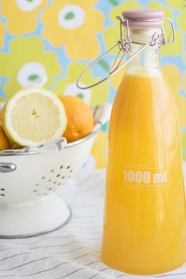 Апельсиновый сок с фруктами на столе