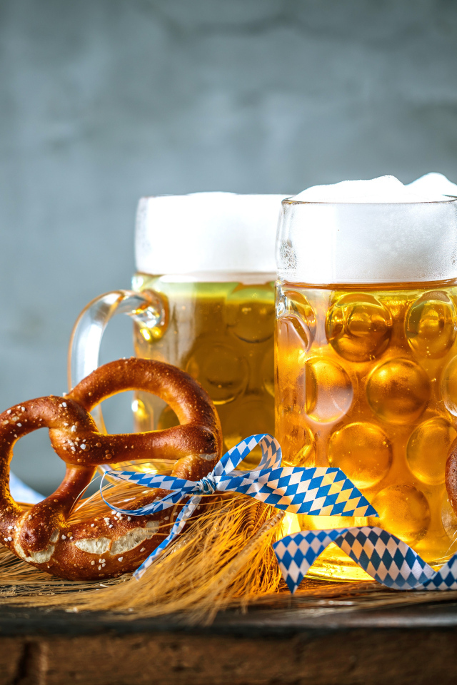 Три бокала пива с кренделями 