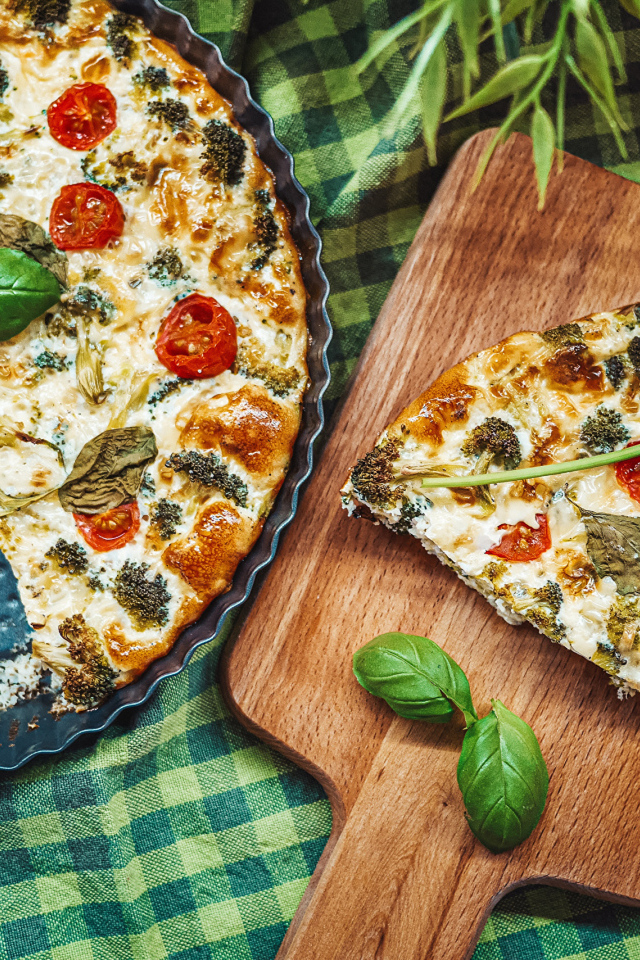 Пицца с сыром и помидорами на доске