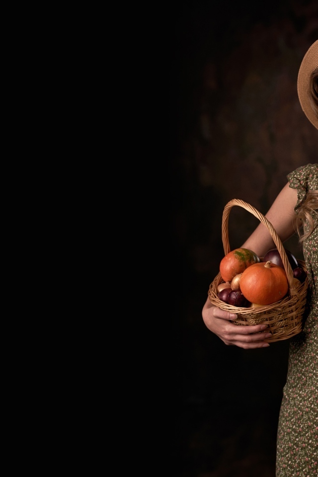 Красивая девушка фермер с корзиной в руках