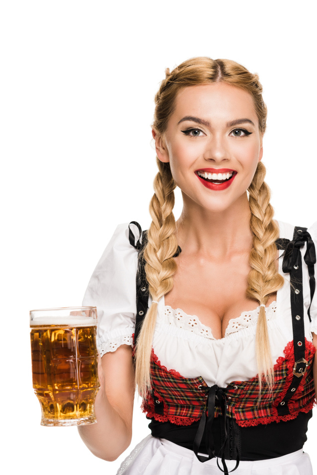 Красивая немка с пивом на белом фоне