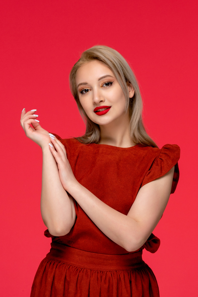 Красивая девушка в красном платье на красном фоне