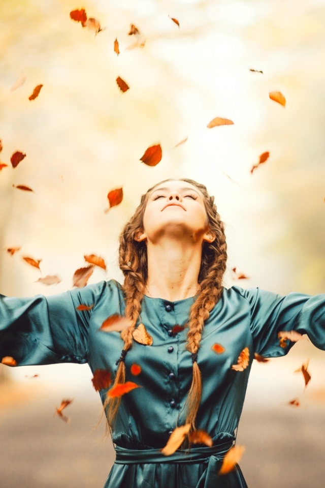Красивая девушка любит осенние листья