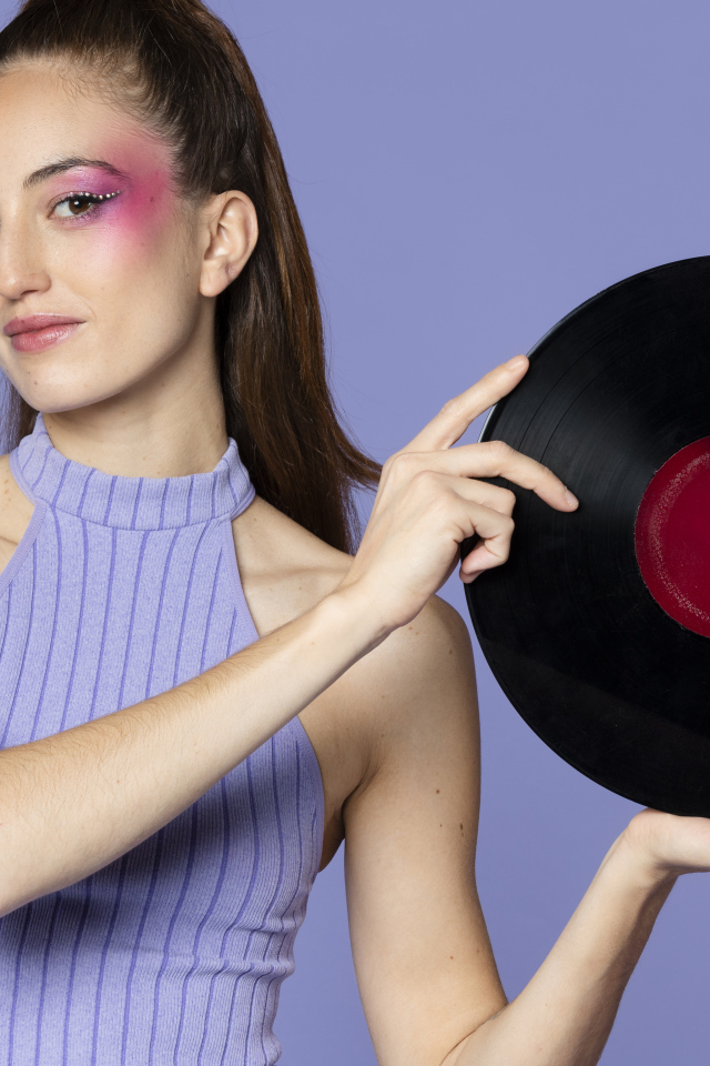 Красивая девушка с пластинкой в руках