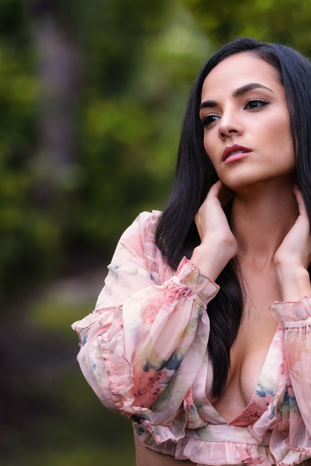 Жгучая брюнетка с карими глазами с руками у шеи