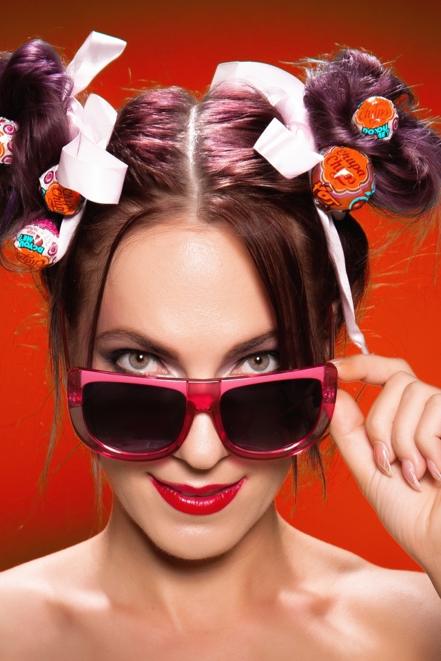 Чупа чупс в волосах у девушки в очках
