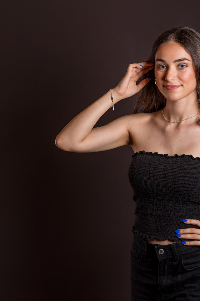 Милая шатенка в черном наряде