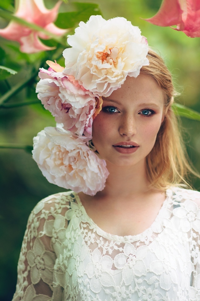 Девушка в белом платье с цветами пиона на голове
