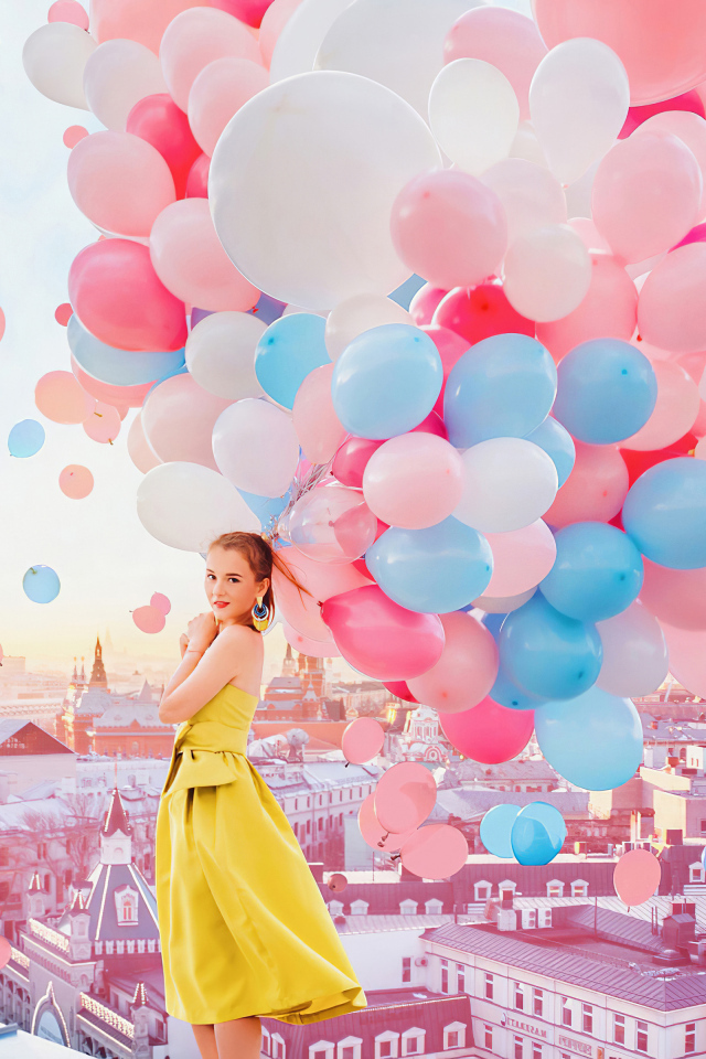 Девушка в желтом платье на крыше с шариками