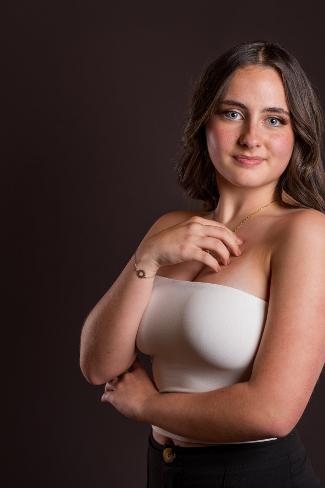 Девушка с голубыми глазами на черном фоне