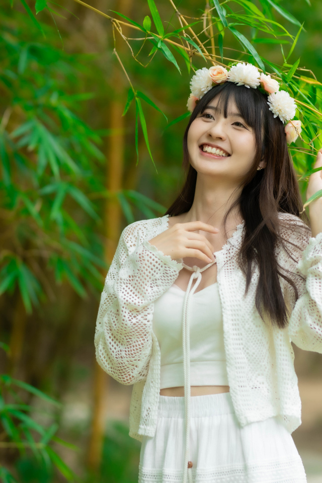 Улыбающаяся азиатка с венком на голове