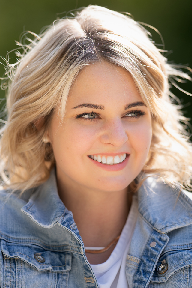 Улыбающаяся блондинка с красивыми белыми зубами