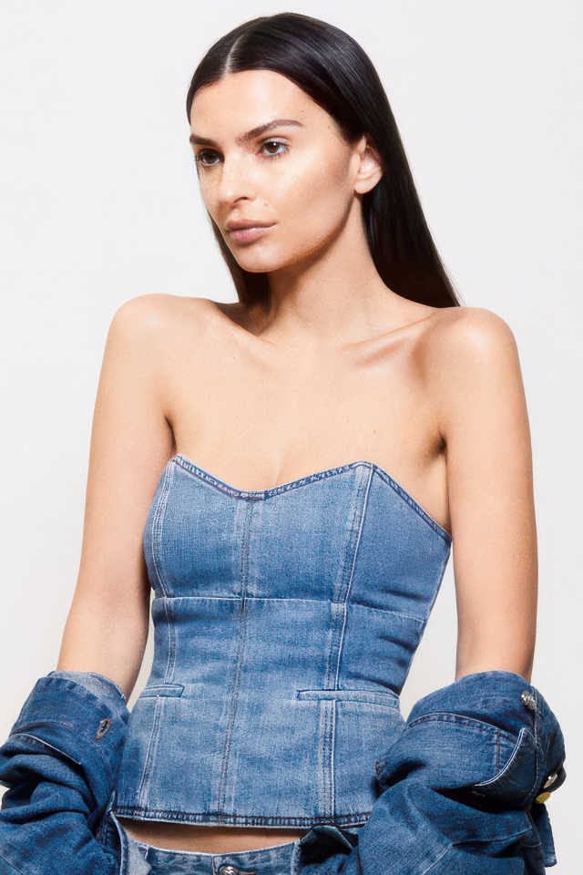 Модель Эмили Ратаковски в джинсовом костюме на белом фоне