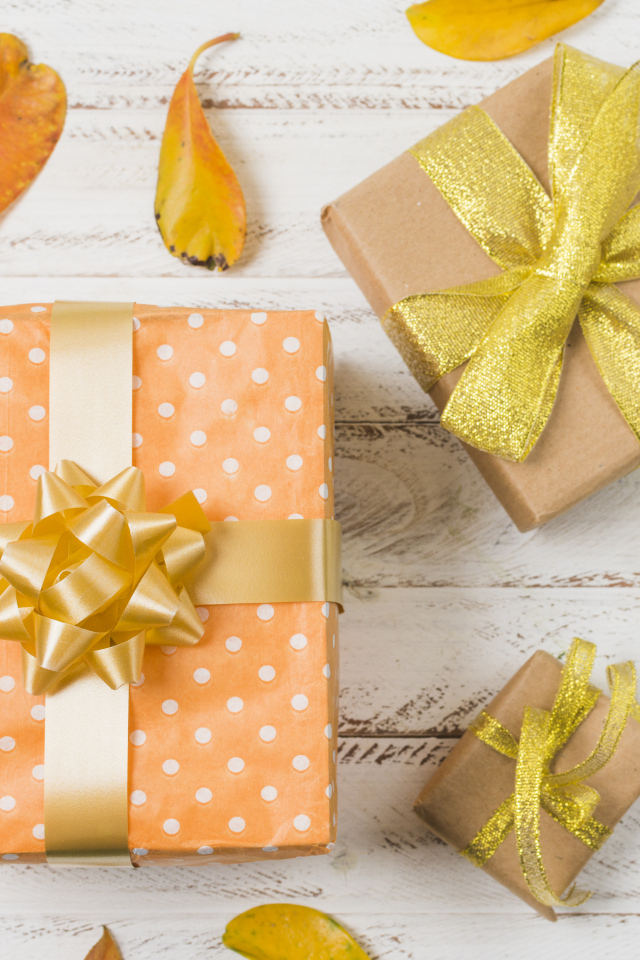 Подарки с опавшими листьями на столе