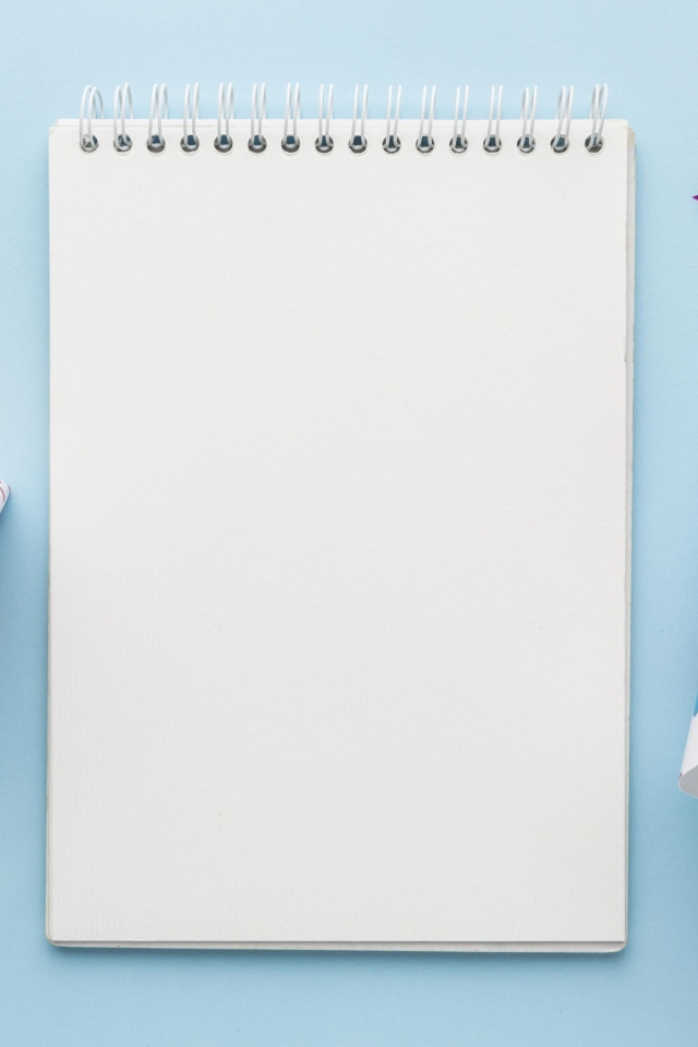 Подарок и колпак с блокнотом на голубом фоне, шаблон открытки