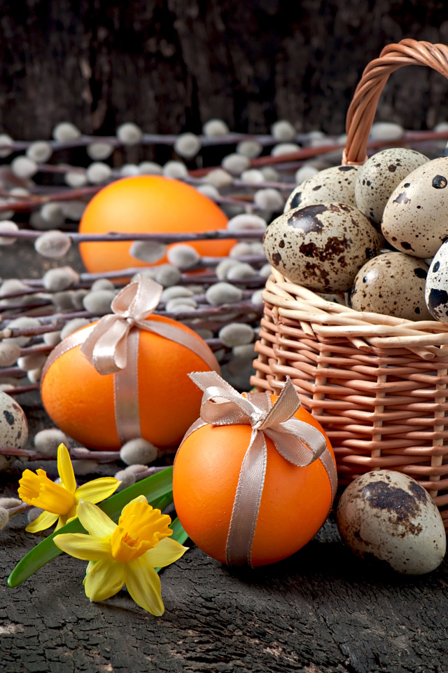 Корзина с перепелиными и куриными яйцами с ветками вербы на Пасху