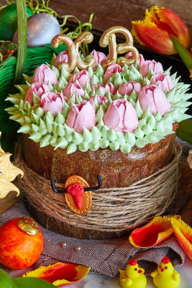 Красивые пасхальные куличи с яйцами и цветами тюльпанов