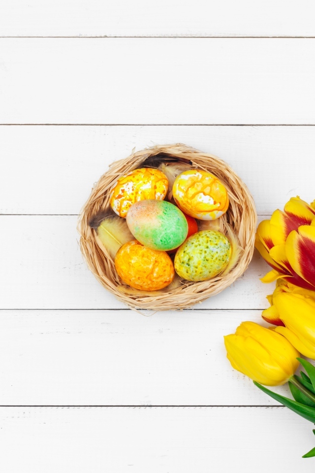 Букет тюльпанов с крашеными яйцами на Пасху