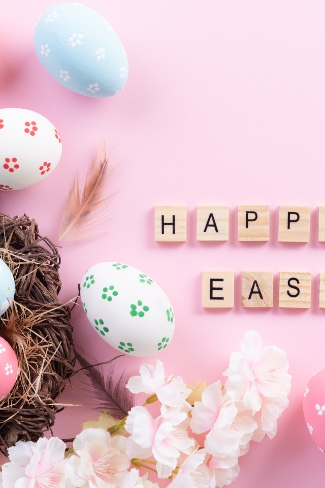 Надпись Счастливой Пасхи с яйцами на розовом фоне
